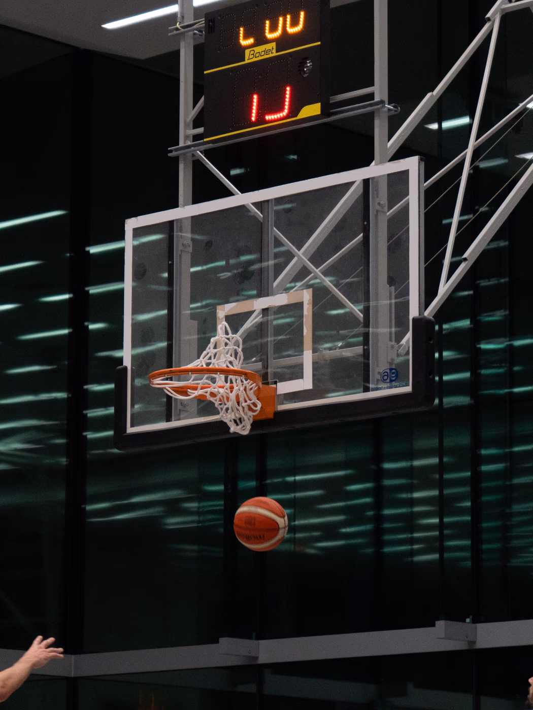 Basketball am Korb